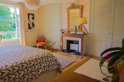 Chambre Belvédère romantique avec fenêtre ouverte et vue sur le parc