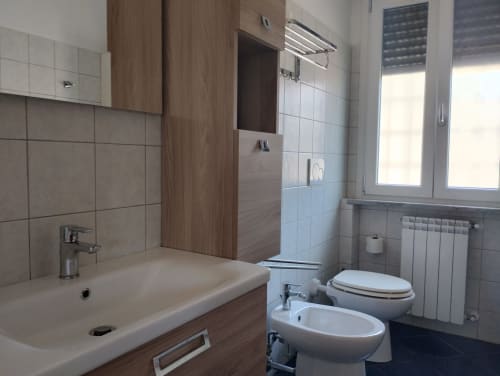 Bagno moderno con lavabo, bidet, wc e doccia in Casa gli Archi, Campagnano di Roma