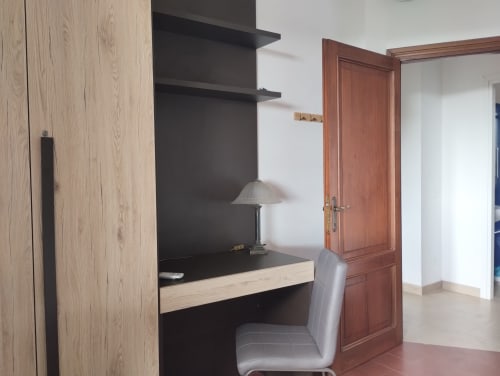 Moderna area di lavoro con scaffalature nere, lampada e sedia confortevole nell'appartamento Casa gli Archi, Campagnano di Roma