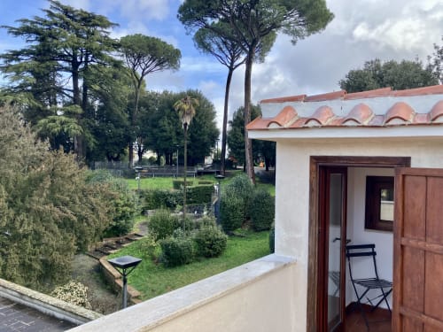 Terrazza con balcone dell'appartamento Casina Bella Vista a Campagnano di Roma, vista giardino e architettura italiana storica