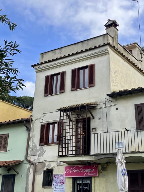 Affascinante edificio residenziale a Campagnano di Roma con coppi, persiane in legno e ristorante al piano terra