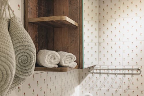 Rustico scaffale in legno del bagno con asciugamani arrotolati a Casa Pettinari, appartamento a Roma