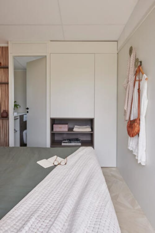 Chambre moderne de la villa Le Maquis Plage avec placard intégré, lit et design minimaliste à Poggio-Mezzana