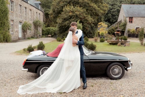 Mariés avec voiture vintage au Domaine du Tertre Ychot, lieu de mariage à Dol de Bretagne