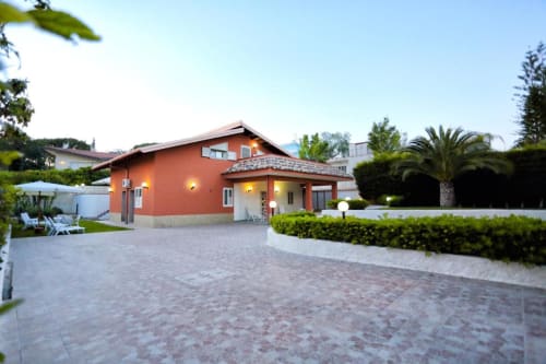B&B Villa Matari a Fontane Bianche, Sicilia - villa arancione con terrazza e zona piscina al tramonto