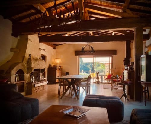 Grand séjour ouvert au Moulin du Guy à Chanverrie avec cheminée, table à manger et baies vitrées panoramiques