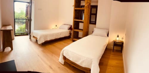 Chambre familiale spacieuse au Moulin du Guy B&B à Chanverrie avec deux lits en bois et parquet