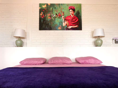 Dormitorio en Casa Tsuki, Puerto Escondido: arte inspirado en Frida Kahlo, ropa de cama elegante y diseño minimalista