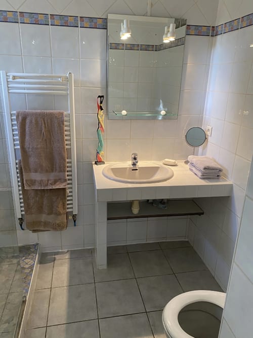 Jardins du Soleil Barthelasse Avignon vacances Provence Sun holidays vacation swimming pool piscine campagne countryside festival gîte Africa guest house chambre bedroom lit lits bed cosy ambiance Afrique romantique enfants nature Vaucluse Gard France calm calme relaxation family famille hotel