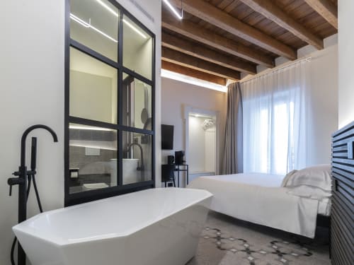 Camera Urban Chic presso YOUnique Boutique Rooms Milano con vasca indipendente, vista sulla città e design moderno