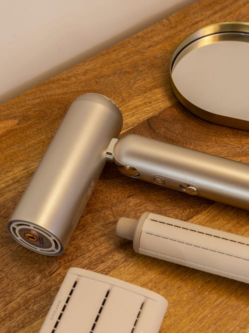 Luxury amenities at YOUnique Boutique Rooms Milano: Dreame hairdryer, coffee machine, and premium toiletries on wooden
