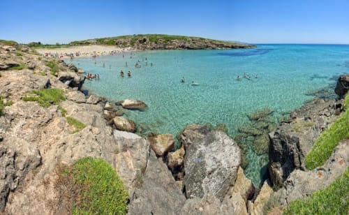 Caletta turchese con bagnanti sulla spiaggia di Fontane Bianche vicino al B&B Villa Matari in Sicilia
