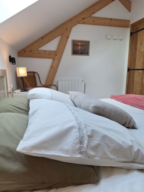 Das bequeme Bett in La Clozette, einem Ferienhaus in La Poterie Cap d'Antifer, in der Nähe von Etretat