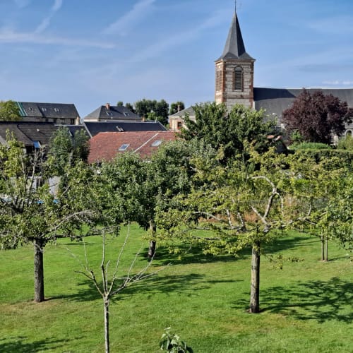 Der Blick von der Terrasse des Ferienhauses La Clozette: der Obstgarten und im Hintergrund der Glockenturm des Dorfes La Poterie Cap d'Antifer.