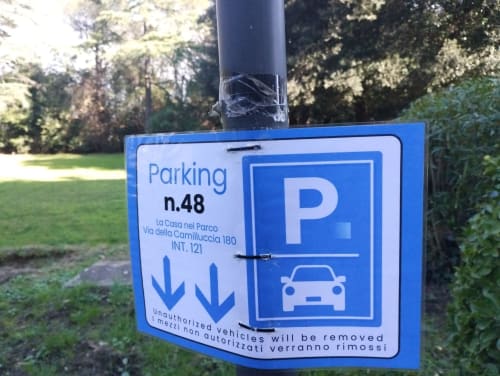 Cartello parcheggio n.48 della proprietà La Casa nel Parco a Campagnano di Roma, con posto auto riservato, simbolo P e auto