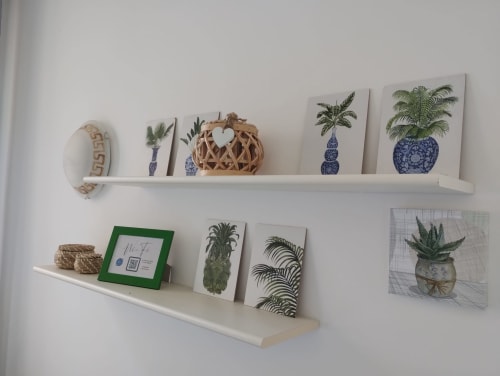 Mensole bianche decorative galleggianti nell'appartamento La Casa nel Parco con stampe botaniche, illustrazioni di piante e arredamento tessile