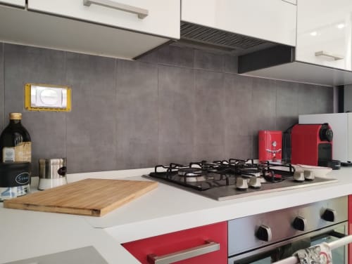 Cucina moderna nell'appartamento La Casetta di Nonna Ro, Campagnano di Roma, con fornello a gas e rivestimento in piastrelle grigie
