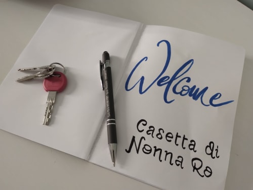 Biglietto di benvenuto con le chiavi dell'appartamento Casetta di Nonna Ro a Campagnano di Roma