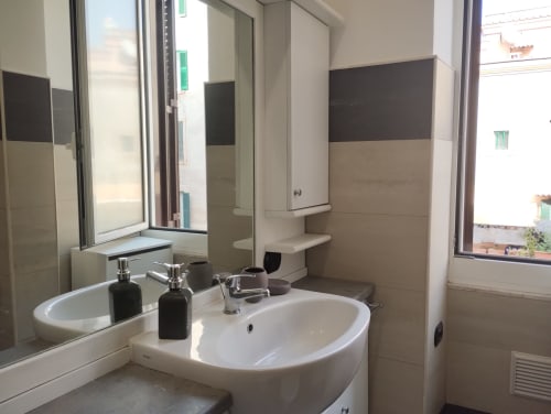 Bagno moderno con doppio lavabo, specchio e vista sulla città presso La Casetta di Nonna Ro a Campagnano di Roma