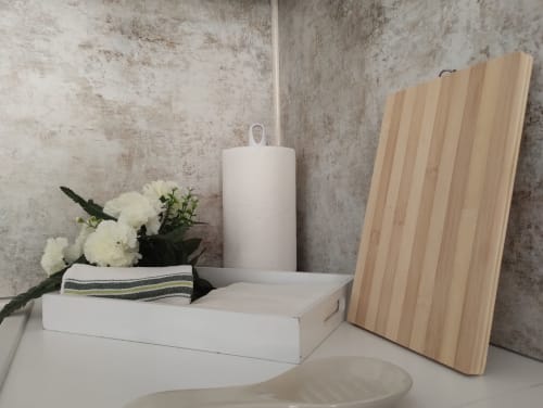 Arredamento minimalista dell'appartamento Dimora Roma Eterna con vassoio bianco, fiori, candela e tagliere in legno