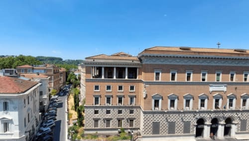 Eleganti edifici storici a Campagnano di Roma con tetti in terracotta e architettura classica, vista della città