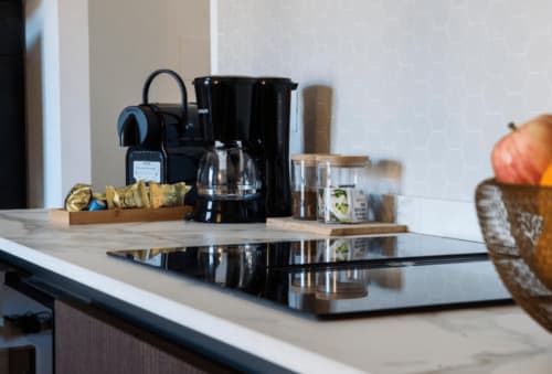 Moderno bancone cucina con macchina da caffè e servizi presso Dimora S. Bartolomeo a Roma