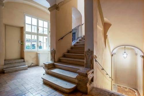 Storica scala con ringhiera in legno nell'appartamento Residenza Sinibaldi, Campagnano di Roma