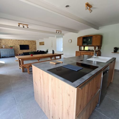 Eine sehr gut ausgestattete Küche, die zum Wohnzimmer hin offen ist, für einen Natururlaub an der Küste der Normandie.