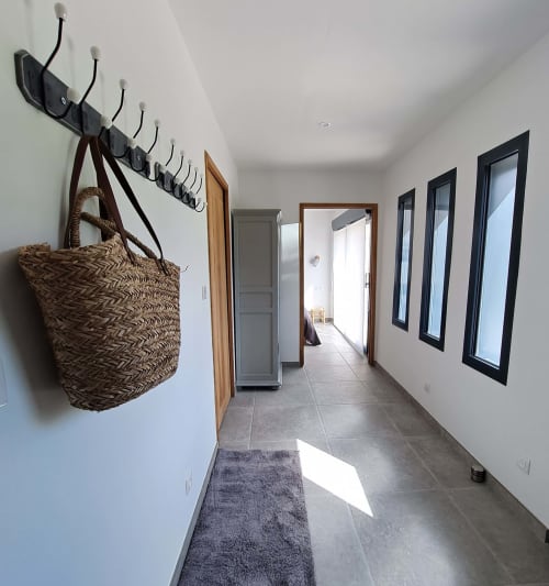 Ein lichtdurchfluteter Flur empfängt die Gäste der Ferienwohnung „La Mini Moussette“ im Clos Delamare.