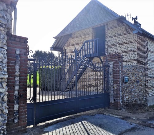 Das schmiedeeiserne Tor am Haupteingang des Clos Delamare in La Poterie Cap d'Antifer
