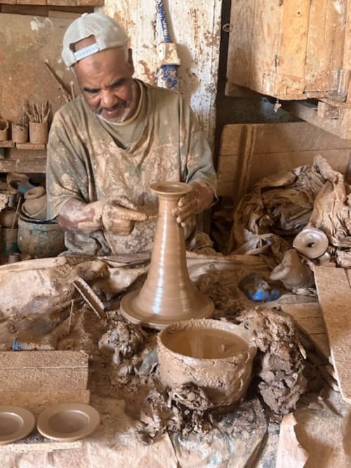 Potier en train de tourner dans un atelier traditionnel à Safi Maroc