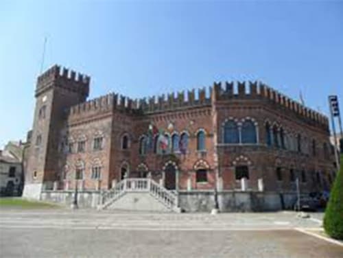 Storico palazzo in mattoni rossi con torri merlate, Corte delle Giuggiole B&B a Cologna Veneta, Italia