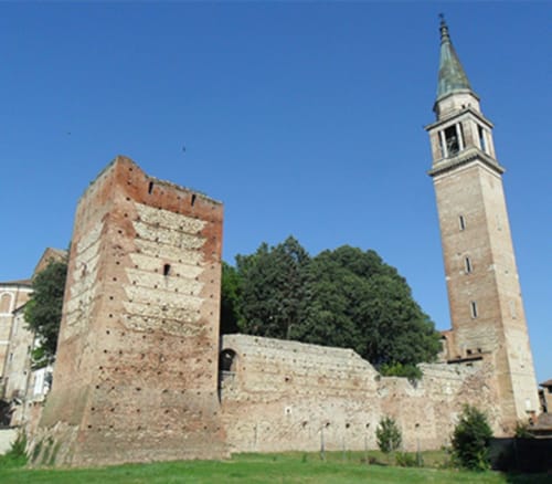 Antiche torri fortificate e muri in pietra di Cologna Veneta con campanile, area Corte delle Giuggiole