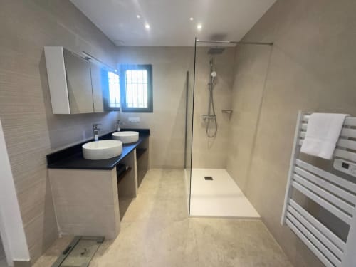 Salle de bain moderne à la Villa Marine, La Conciergerie du Cap Corse Centuri avec double vasque, douche à l'italienne, sèche-serviettes électrique