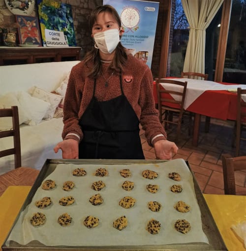 Un membro dello staff della Corte delle Giuggiole B&B mostra biscotti al cioccolato appena sfornati a Cologna Veneta, Italia