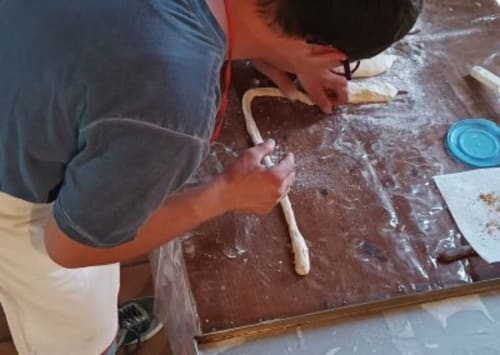 Ospite che prepara pasta fresca presso la Corte delle Giuggiole B&B a Cologna Veneta