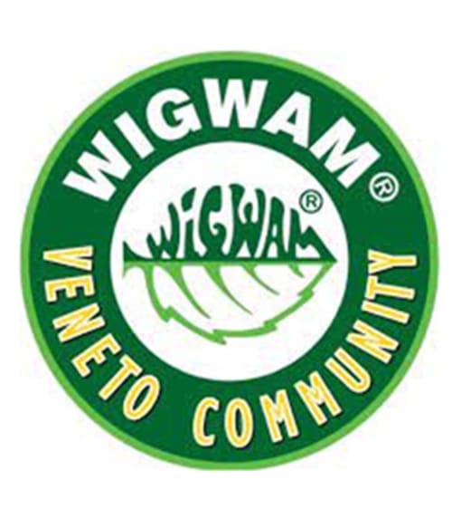 Logo della comunità Wigwam con design di foglia verde per il bed and breakfast Corte delle Giuggiole a Cologna Veneta