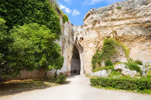 Storico arco in pietra con rigogliosa vegetazione al B&B Villa Matari, Fontane Bianche Sicilia