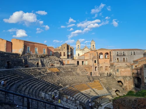 Rovine dell'antico anfiteatro romano con chiesa a Catania, Sicilia vicino al B&B Villa Matari