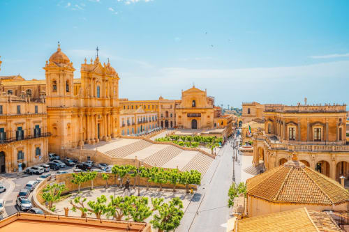 Architettura barocca dorata e piazza a Modica, Sicilia vicino a B&B Villa Matari Fontane Bianche