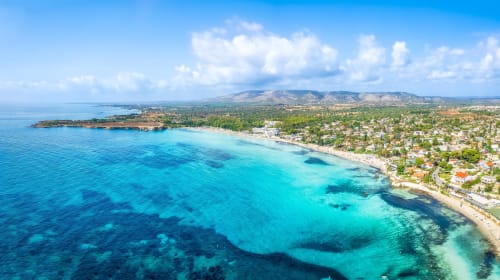 Vista aerea delle acque turchesi e della spiaggia sabbiosa di Fontane Bianche vicino al B&B Villa Matari, Sicilia