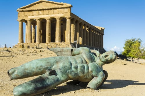 Statua greca caduta davanti antico tempio ad Agrigento, Sicilia vicino a Villa Matari B&B