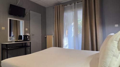 lit queen size a l'hotel mas le chatelet en occitanie en pays cathares