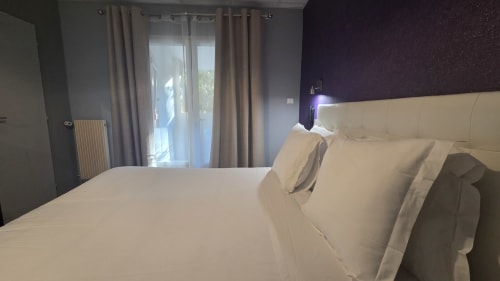 lit queen size pour votre détente a l'hotel mas le chatelet