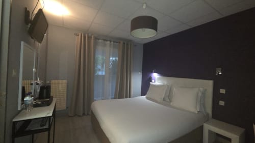 chambre confortable et services a l'hotel restaurant mas le chatelet en occitanie