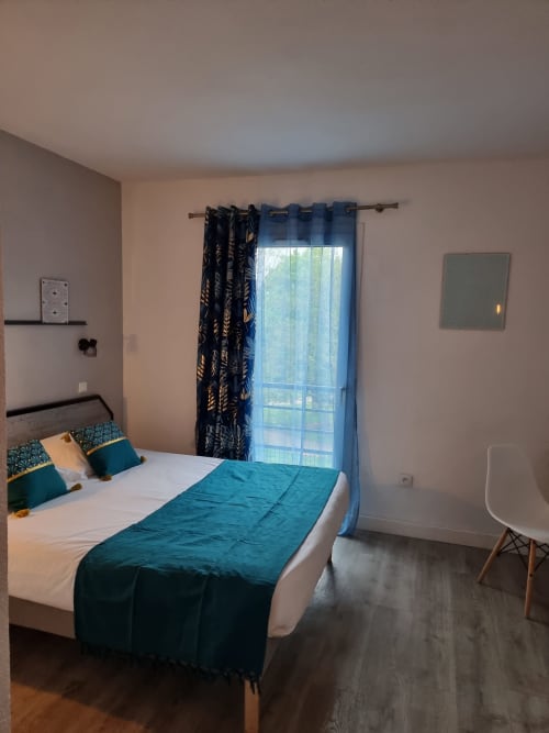 Classic double room, queen bed, free Wi-Fi, Amadour Hotel Rocamadour, Grotte des Merveilles (Cave of Wonders), Forêt des Singes (Monkey Forest), Martel, Sarlat, Gouffre de Padirac (Padirac Cave), air conditioning, flat-screen TV, desk, countryside view
