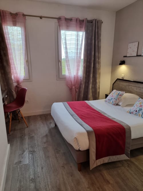 Classic double room, queen bed, Amadour Rocamadour hotel, Grotte des Merveilles (Cave of Wonders), Forêt des Singes (Monkey Forest), Martel, Sarlat, Gouffre de Padirac (Padirac Abyss), air conditioning, flat-screen TV, desk, free Wi-Fi, countryside view, hot air balloon activity