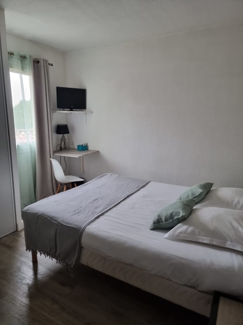 Classic double room, queen bed, free Wi-Fi, flat-screen TV, air conditioning, desk, Hotel Amadour Rocamadour, Grotte des Merveilles (Cave of Wonders), Forêt des Singes (Monkey Forest), Parc Animalier Gramat (Gramat Animal Park), Martel, Sarlat, Gouffre de Padirac (Padirac Cave), hot air balloon activity