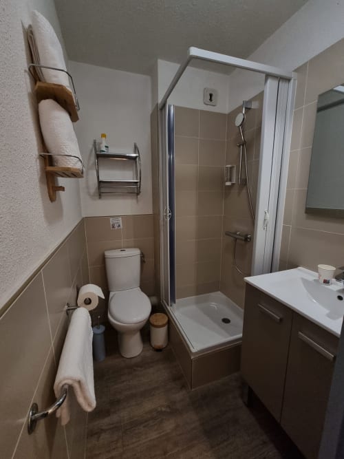 salle de bain équipée, douche, toilette wc , sèche cheveux, drap de bain, bain douche , savon mains