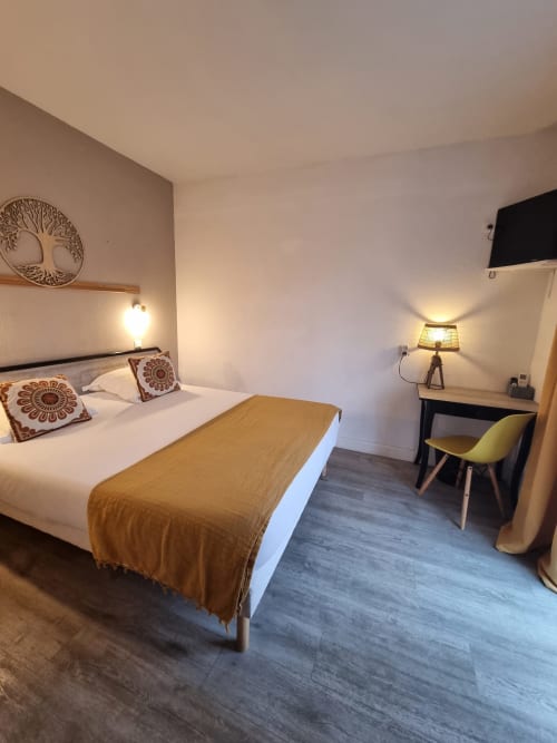chambre double, lit queen, climatisation, terrasse, chambre lumineuse, tv écran plat, wifi gratuit, salon de jardin, grotte des merveilles, gouffre de padirac, foret des singes, parc animalier gramat, sarlat, hotel amadour rocamadour, martel, activité montgolfière